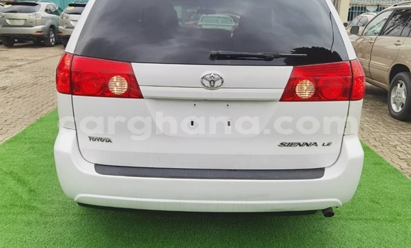 Ra Àlòkù Toyota Sienna funfun Ọkọ̀ in Iwọn didun ni Oorun Ra Àlòkù Toyota Sienna funfun Ọkọ̀ in Iwọn didun ni Oorun