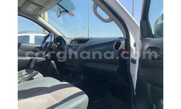 Sayi Imported Nissan Navara White Mota in Import - Dubai a Ashanti Sayi Imported Nissan Navara White Mota in Import - Dubai a Ashanti