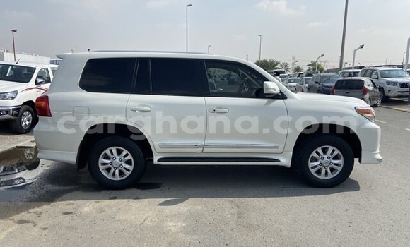 Ra Àlòkù Toyota Land Cruiser funfun Ọkọ̀ in Accra ni Greater Accra Ra Àlòkù Toyota Land Cruiser funfun Ọkọ̀ in Accra ni Greater Accra