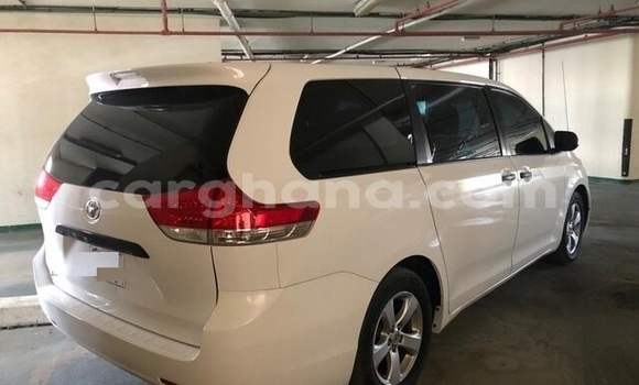 Sayi Na hannu Toyota Sienna White Mota in Accra a Greater Accra Sayi Na hannu Toyota Sienna White Mota in Accra a Greater Accra
