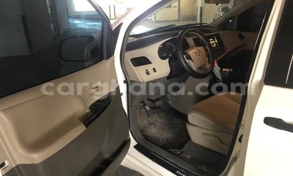 Sayi Na hannu Toyota Sienna White Mota in Accra a Greater Accra Sayi Na hannu Toyota Sienna White Mota in Accra a Greater Accra