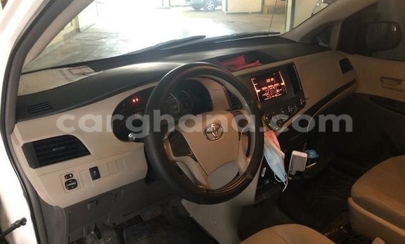 Sayi Na hannu Toyota Sienna White Mota in Accra a Greater Accra Sayi Na hannu Toyota Sienna White Mota in Accra a Greater Accra