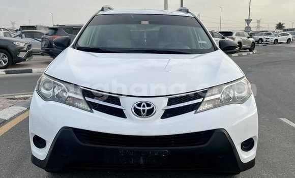 Sayi Na hannu Toyota RAV4 White Mota in Accra a Greater Accra
