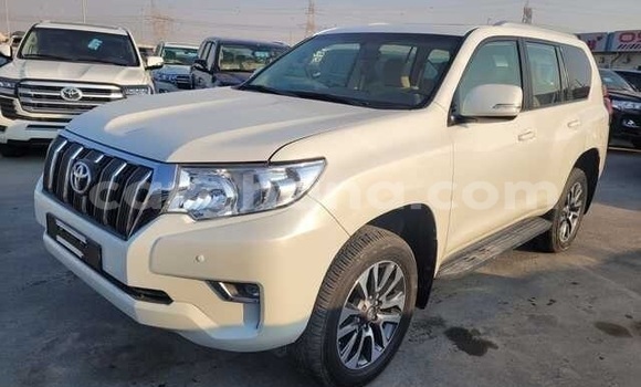 Ra Àlòkù Toyota Land Cruiser Prado funfun Ọkọ̀ in Accra ni Greater Accra Ra Àlòkù Toyota Land Cruiser Prado funfun Ọkọ̀ in Accra ni Greater Accra