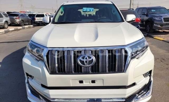 Ra Àlòkù Toyota Land Cruiser Prado funfun Ọkọ̀ in Accra ni Greater Accra
