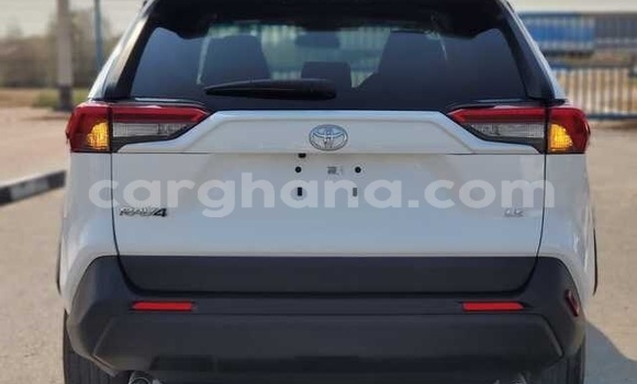 Sayi Na hannu Toyota RAV4 White Mota in Accra a Greater Accra Sayi Na hannu Toyota RAV4 White Mota in Accra a Greater Accra