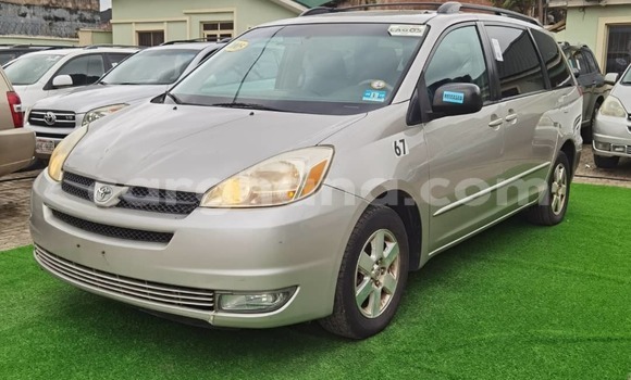 Ra Àlòkù Toyota Sienna Miiran Ọkọ̀ in Iwọn didun ni Oorun Ra Àlòkù Toyota Sienna Miiran Ọkọ̀ in Iwọn didun ni Oorun