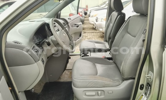 Ra Àlòkù Toyota Sienna Miiran Ọkọ̀ in Iwọn didun ni Oorun Ra Àlòkù Toyota Sienna Miiran Ọkọ̀ in Iwọn didun ni Oorun