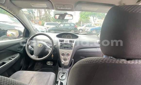 Ra Àlòkù Toyota Yaris Blue Ọkọ̀ in Iwọn didun ni Oorun Ra Àlòkù Toyota Yaris Blue Ọkọ̀ in Iwọn didun ni Oorun