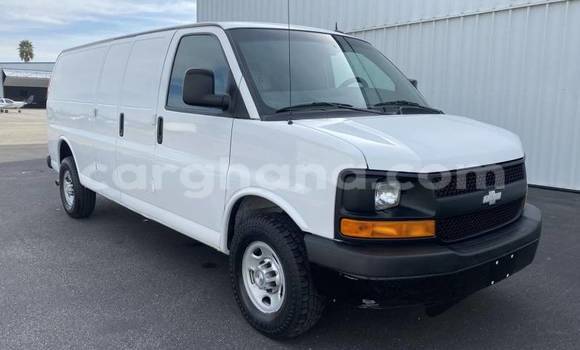 Ra Àlòkù Chevrolet Express funfun Ọkọ̀ in Accra ni Greater Accra