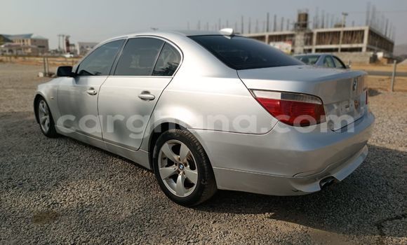 Ra Àlòkù BMW 5–Series Silver Ọkọ̀ in Iwọn didun ni Oorun Ra Àlòkù BMW 5–Series Silver Ọkọ̀ in Iwọn didun ni Oorun