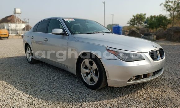 Ra Àlòkù BMW 5–Series Silver Ọkọ̀ in Iwọn didun ni Oorun Ra Àlòkù BMW 5–Series Silver Ọkọ̀ in Iwọn didun ni Oorun