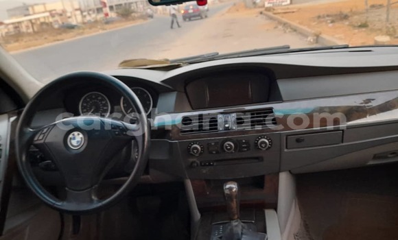 Ra Àlòkù BMW 5–Series Silver Ọkọ̀ in Iwọn didun ni Oorun Ra Àlòkù BMW 5–Series Silver Ọkọ̀ in Iwọn didun ni Oorun