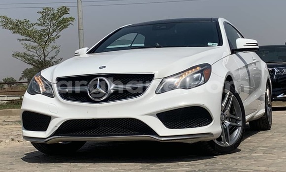 Ra Àlòkù Mercedes‒Benz E–Class funfun Ọkọ̀ in Accra ni Greater Accra Ra Àlòkù Mercedes‒Benz E–Class funfun Ọkọ̀ in Accra ni Greater Accra
