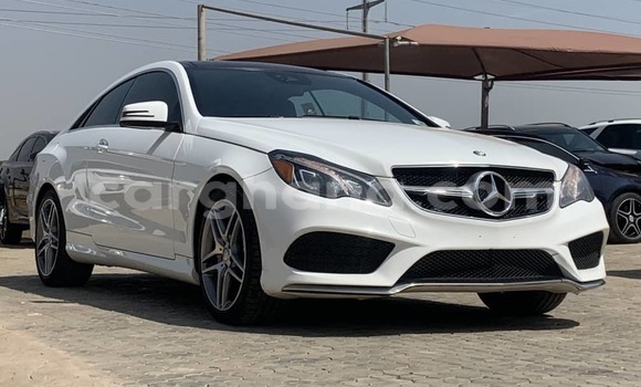 Ra Àlòkù Mercedes‒Benz E–Class funfun Ọkọ̀ in Accra ni Greater Accra Ra Àlòkù Mercedes‒Benz E–Class funfun Ọkọ̀ in Accra ni Greater Accra