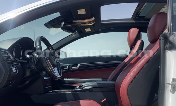 Ra Àlòkù Mercedes‒Benz E–Class funfun Ọkọ̀ in Accra ni Greater Accra Ra Àlòkù Mercedes‒Benz E–Class funfun Ọkọ̀ in Accra ni Greater Accra