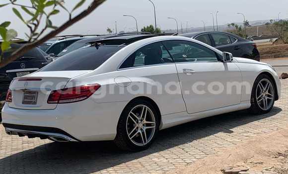 Ra Àlòkù Mercedes‒Benz E–Class funfun Ọkọ̀ in Accra ni Greater Accra Ra Àlòkù Mercedes‒Benz E–Class funfun Ọkọ̀ in Accra ni Greater Accra
