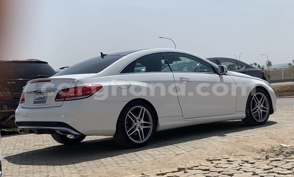 Ra Àlòkù Mercedes‒Benz E–Class funfun Ọkọ̀ in Accra ni Greater Accra Ra Àlòkù Mercedes‒Benz E–Class funfun Ọkọ̀ in Accra ni Greater Accra