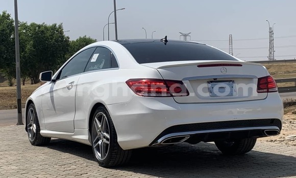 Ra Àlòkù Mercedes‒Benz E–Class funfun Ọkọ̀ in Accra ni Greater Accra Ra Àlòkù Mercedes‒Benz E–Class funfun Ọkọ̀ in Accra ni Greater Accra