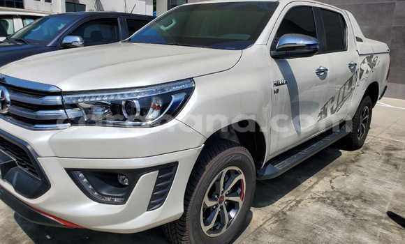 Sayi Na hannu Toyota Hilux White Mota in Accra a Greater Accra Sayi Na hannu Toyota Hilux White Mota in Accra a Greater Accra
