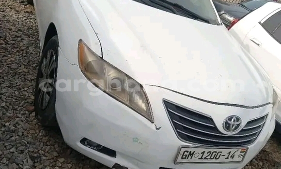 Ra Àlòkù Toyota Camry funfun Ọkọ̀ in Accra ni Greater Accra