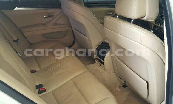 Ra Àlòkù BMW 5–Series funfun Ọkọ̀ in Accra ni Greater Accra Ra Àlòkù BMW 5–Series funfun Ọkọ̀ in Accra ni Greater Accra