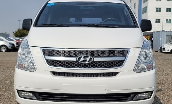 Ra Àlòkù Hyundai Grand Starex funfun Ọkọ̀ in Accra ni Greater Accra