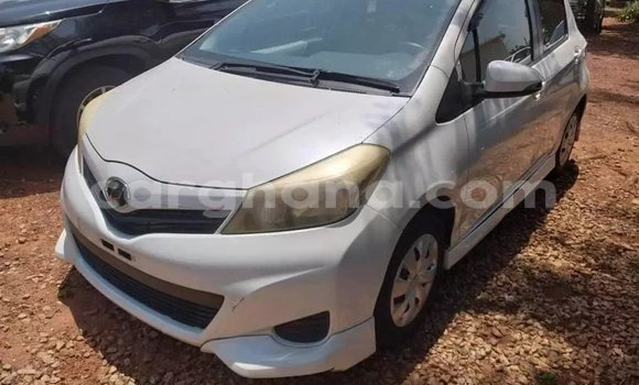Sayi Na hannu Toyota Vitz White Mota in Accra a Greater Accra Sayi Na hannu Toyota Vitz White Mota in Accra a Greater Accra
