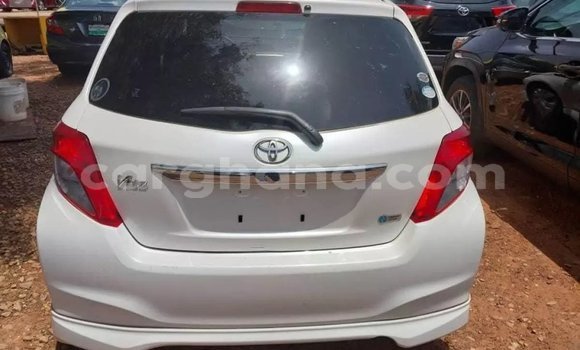Sayi Na hannu Toyota Vitz White Mota in Accra a Greater Accra Sayi Na hannu Toyota Vitz White Mota in Accra a Greater Accra