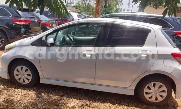 Sayi Na hannu Toyota Vitz White Mota in Accra a Greater Accra Sayi Na hannu Toyota Vitz White Mota in Accra a Greater Accra