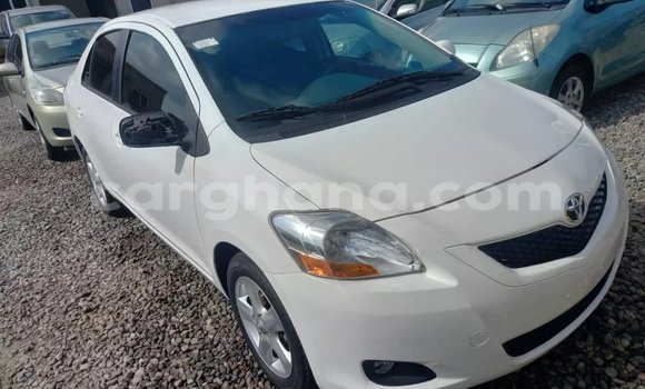 Ra Àlòkù Toyota Yaris funfun Ọkọ̀ in Accra ni Greater Accra