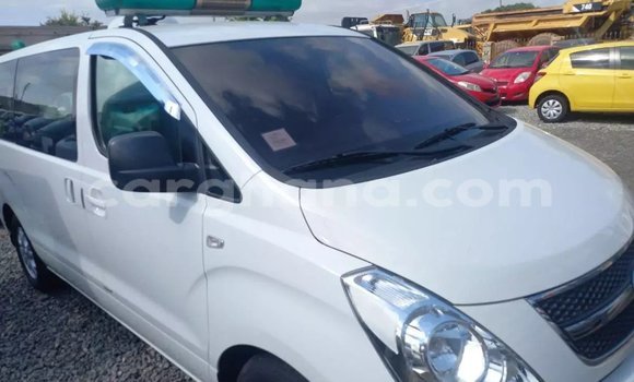 Ra Àlòkù Hyundai Starex (H-1) funfun Ọkọ̀ in Accra ni Greater Accra