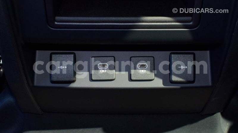 Big with watermark land rover discovery ashanti import dubai 54367