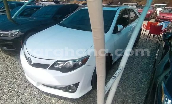 Sayi Na hannu Toyota Camry White Mota in Accra a Greater Accra Sayi Na hannu Toyota Camry White Mota in Accra a Greater Accra