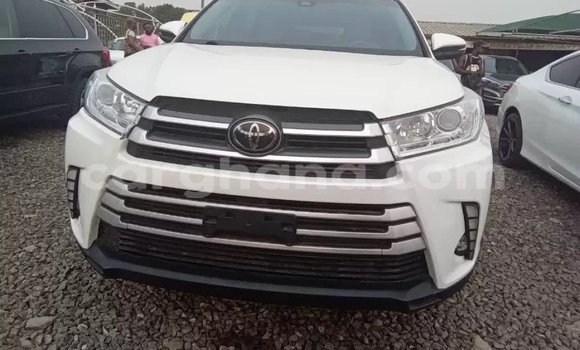 Ra Àlòkù Toyota Highlander funfun Ọkọ̀ in Accra ni Greater Accra
